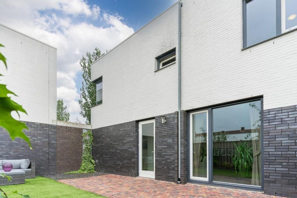 Barones van Voorst tot Voorsthof 10 Photo Blur 22