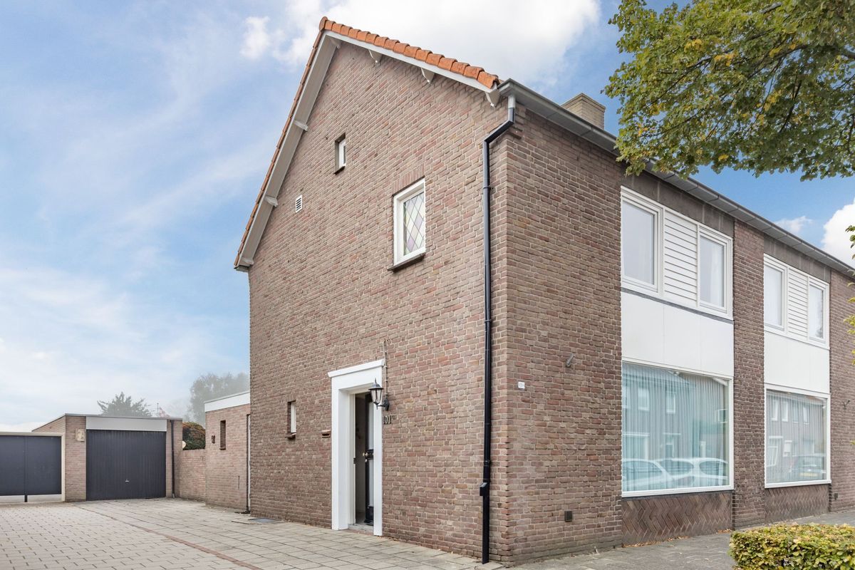 Oranjestraat 101 - A Photo Blur 0
