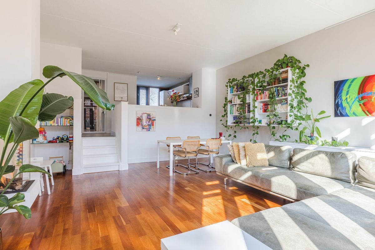 Mr. J.H. de Pontplein 27 Photo Blur 2