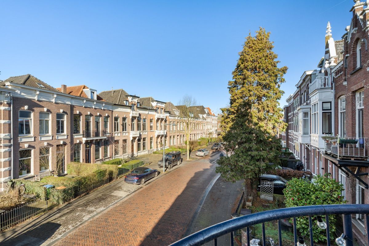 de Roy van Zuidewijnlaan 2 - A Photo Blur 26