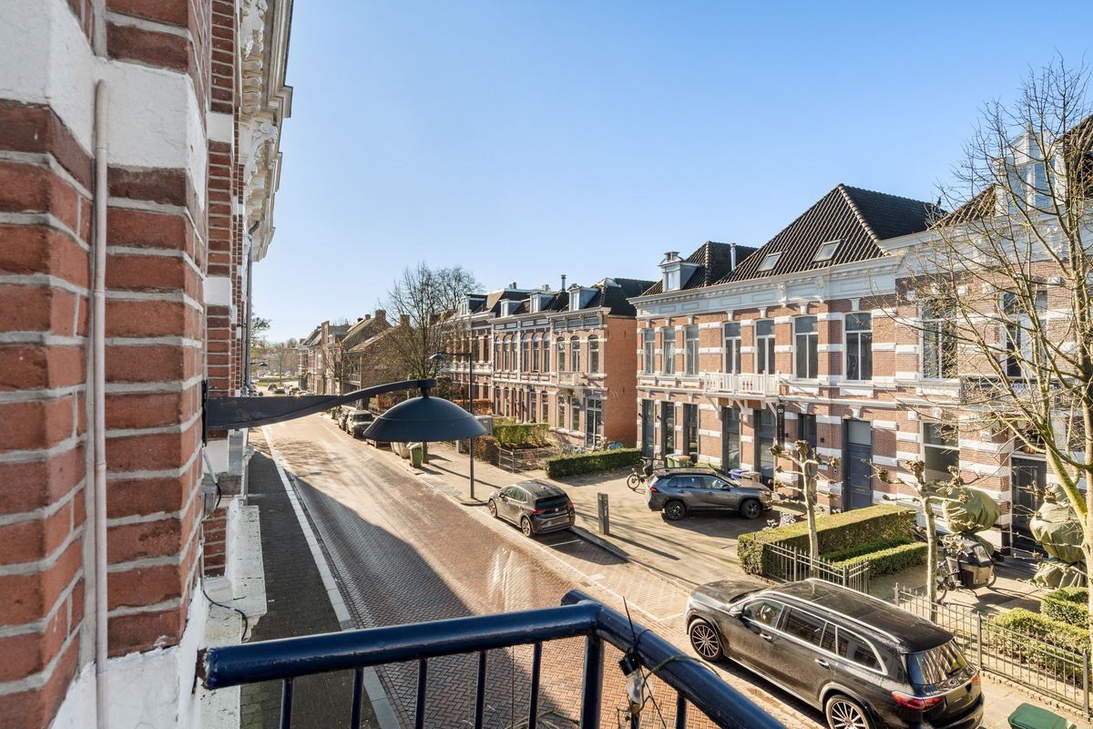 de Roy van Zuidewijnlaan 2 - A Photo Blur 25