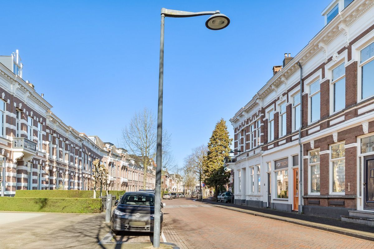 de Roy van Zuidewijnlaan 2 - A Photo Blur 50