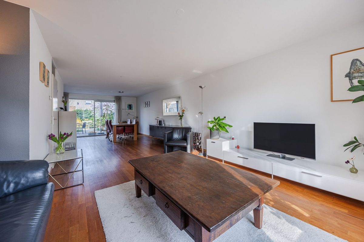 Regenwulp 13 Photo Blur 1