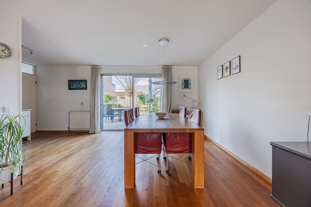 Regenwulp 13 Photo Blur 9