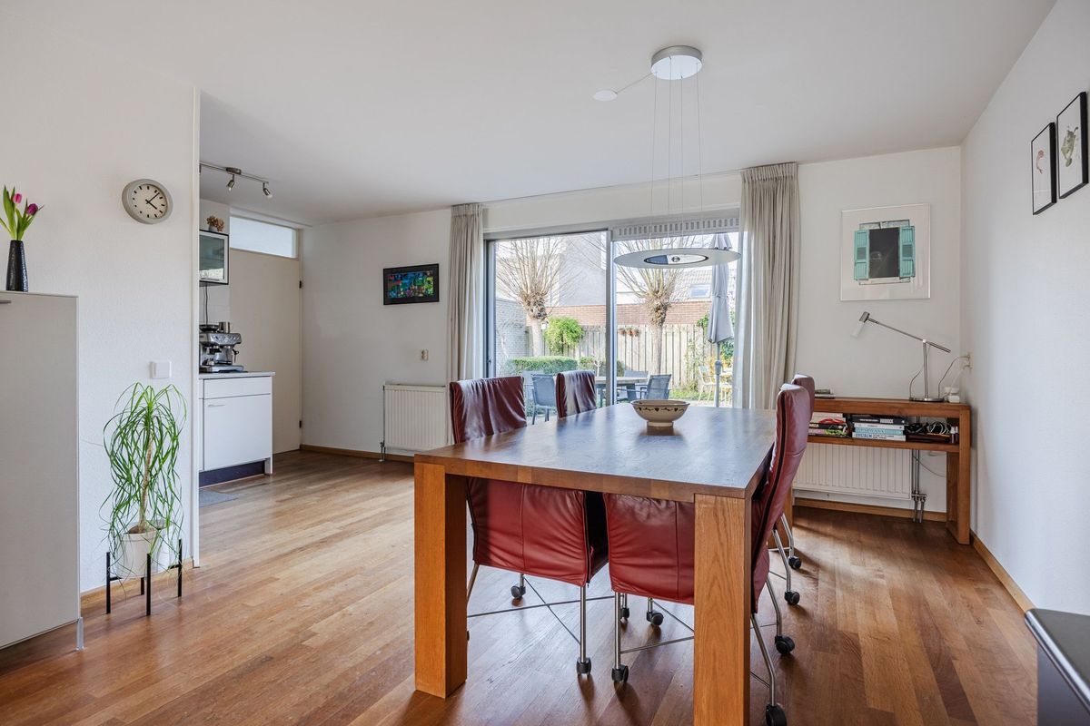 Regenwulp 13 Photo Blur 10