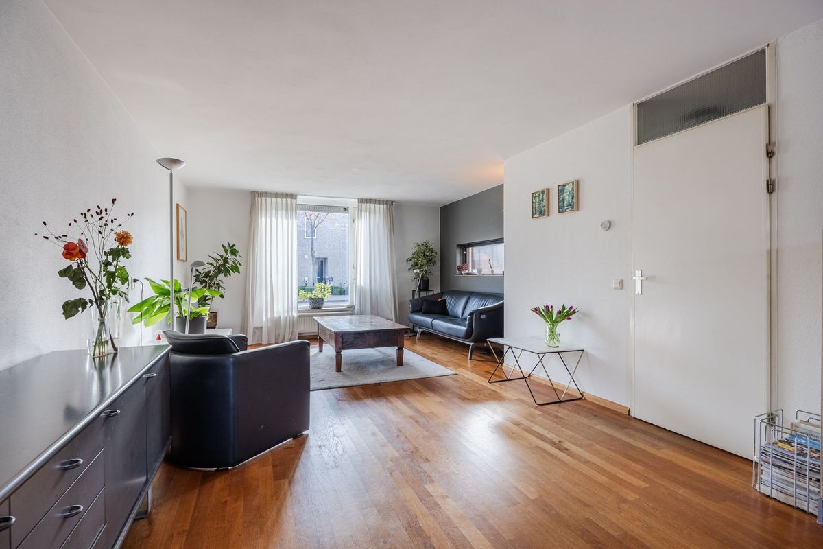 Regenwulp 13 Photo Blur 6