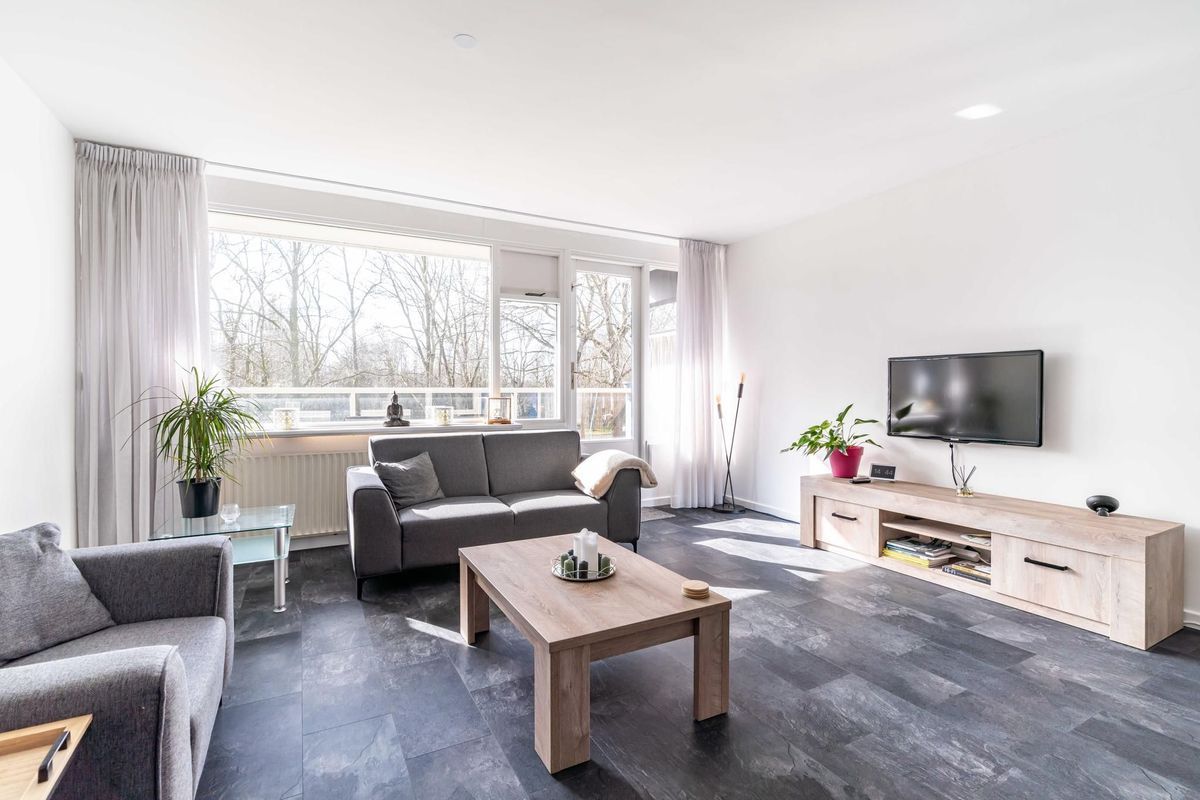 De Brink 300 Photo Blur 1