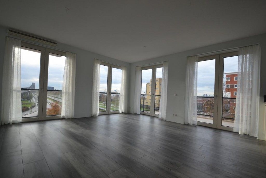 Vrouw Avenweg 10 Photo Blur 2