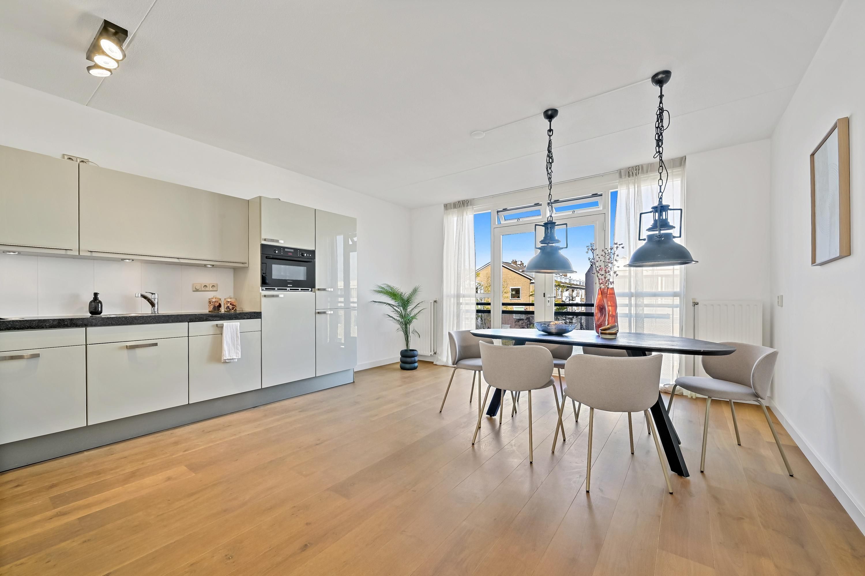 Louise Henriëttestraat 2-D Photo 2