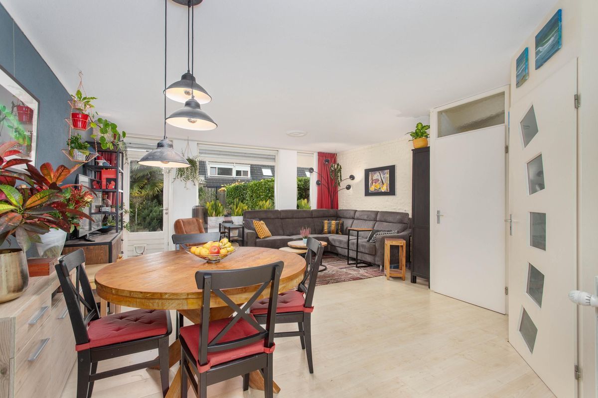 Bertha von Suttnerlaan 4 Photo Blur 1