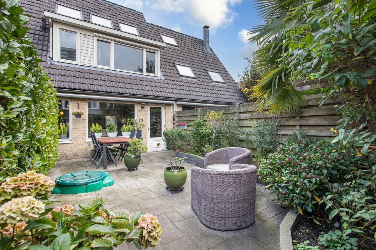 Bertha von Suttnerlaan 4 Photo Blur 22