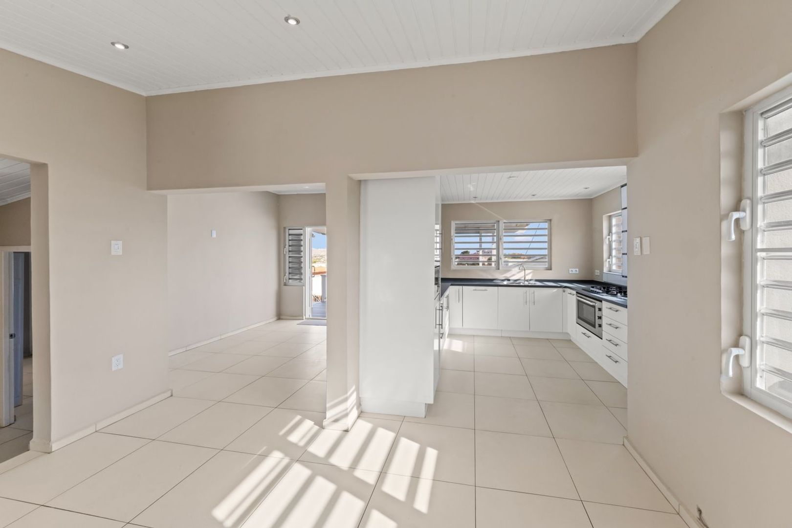 5-bedroom freehold house in Jan Thiel — photo 15 of 30