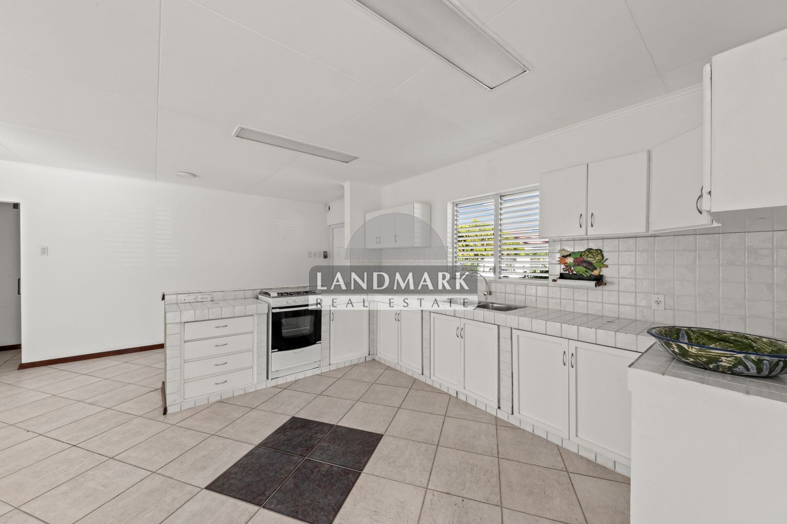 Kaya John Menge 18, Toni Kunchi foto-2