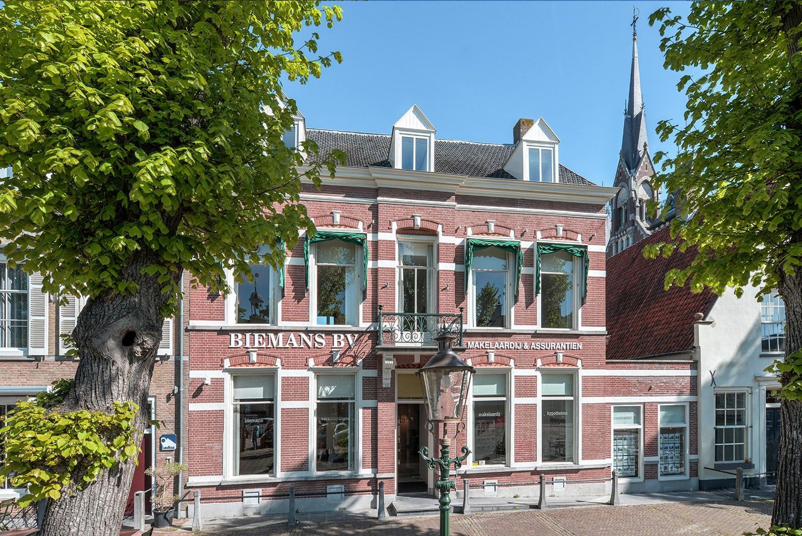 Qualis-Makelaar Biemans bestaat 100 jaar