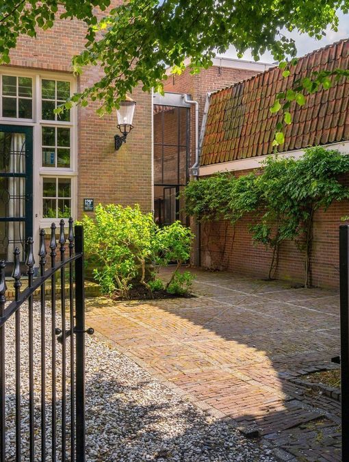 Wat schuilt er achter deze historische gevel?