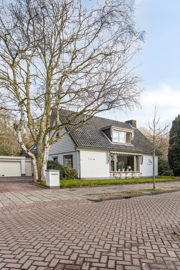 Vrijstaande woning te koop: Beatrixlaan 10, Warmond