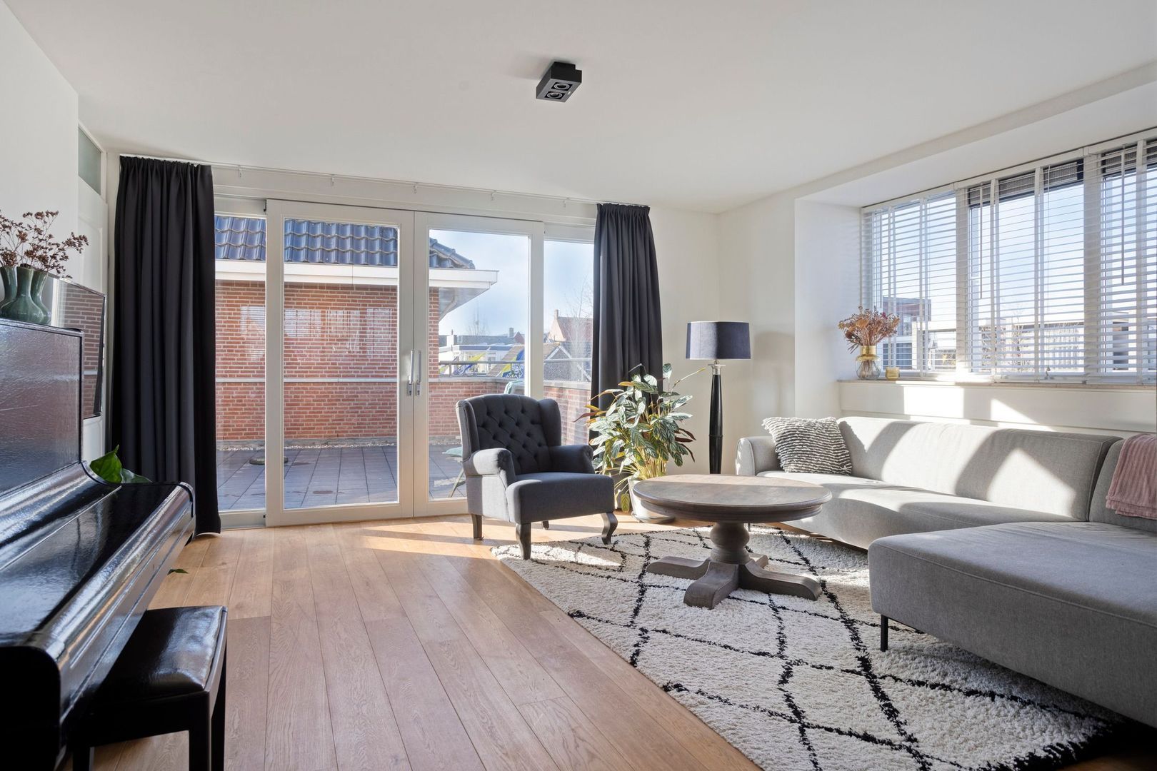 Middelmeede, Made foto-1 blur