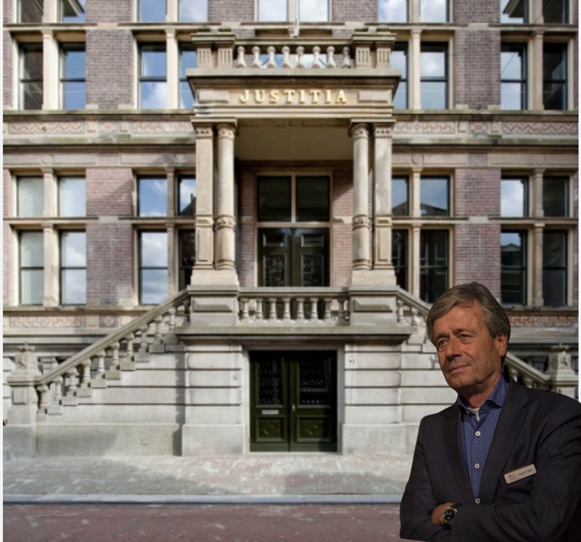 Beëdigd met een grijns.
