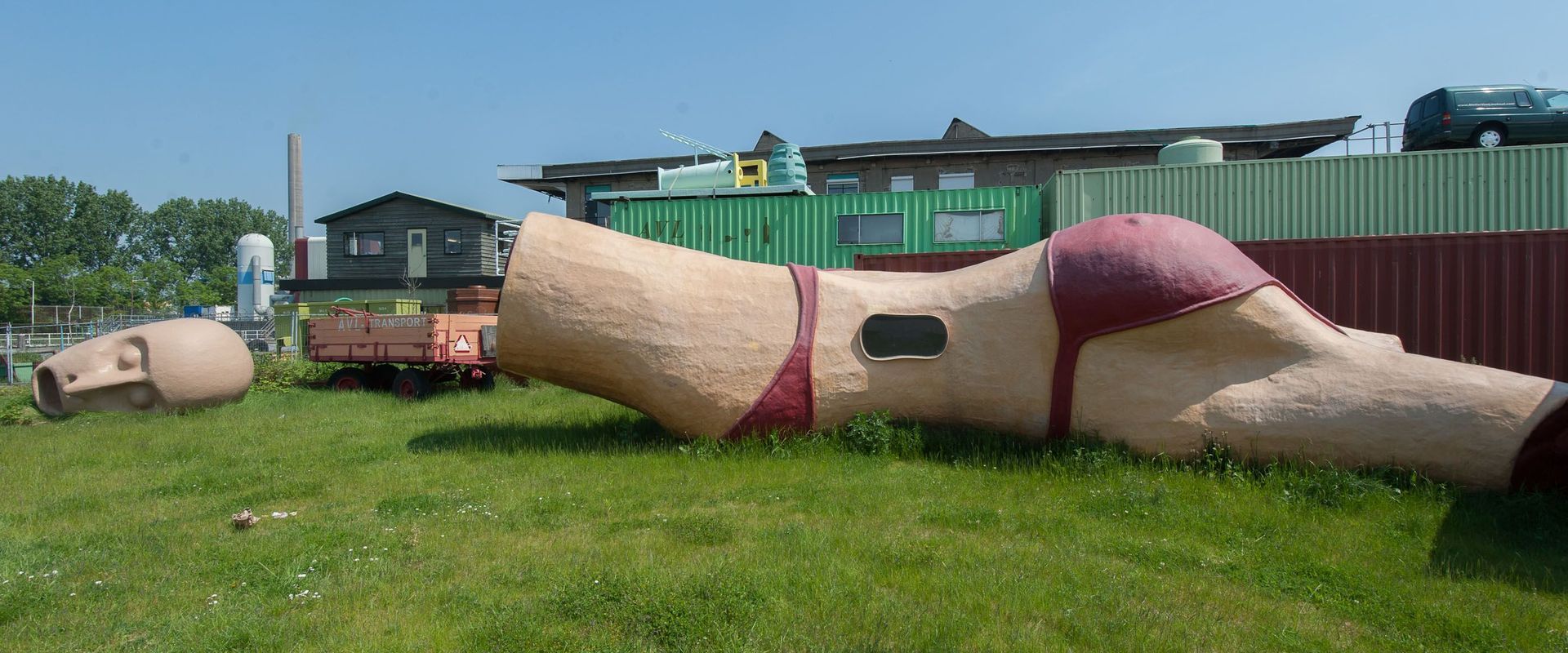 SCROLLEND GELUK – REDRES EN DE KUNST VAN HET WOONVOYEURISME