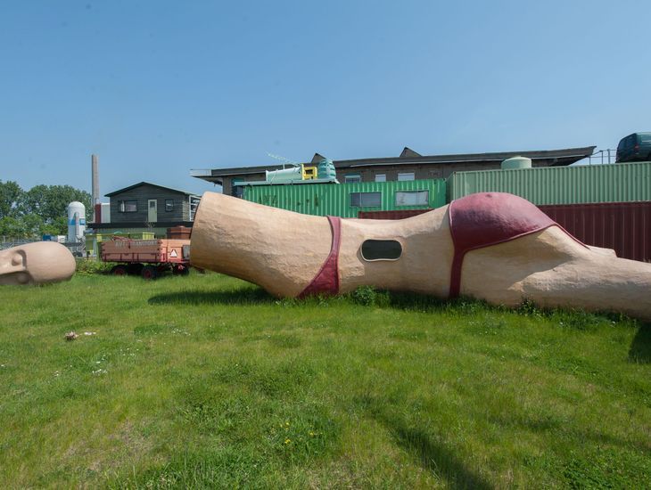 SCROLLEND GELUK – REDRES EN DE KUNST VAN HET WOONVOYEURISME