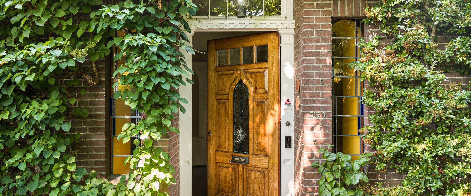 LEREN KIJKEN NAAR ARCHITECTUUR #4: WAT VERTELT EEN VOORDEUR?