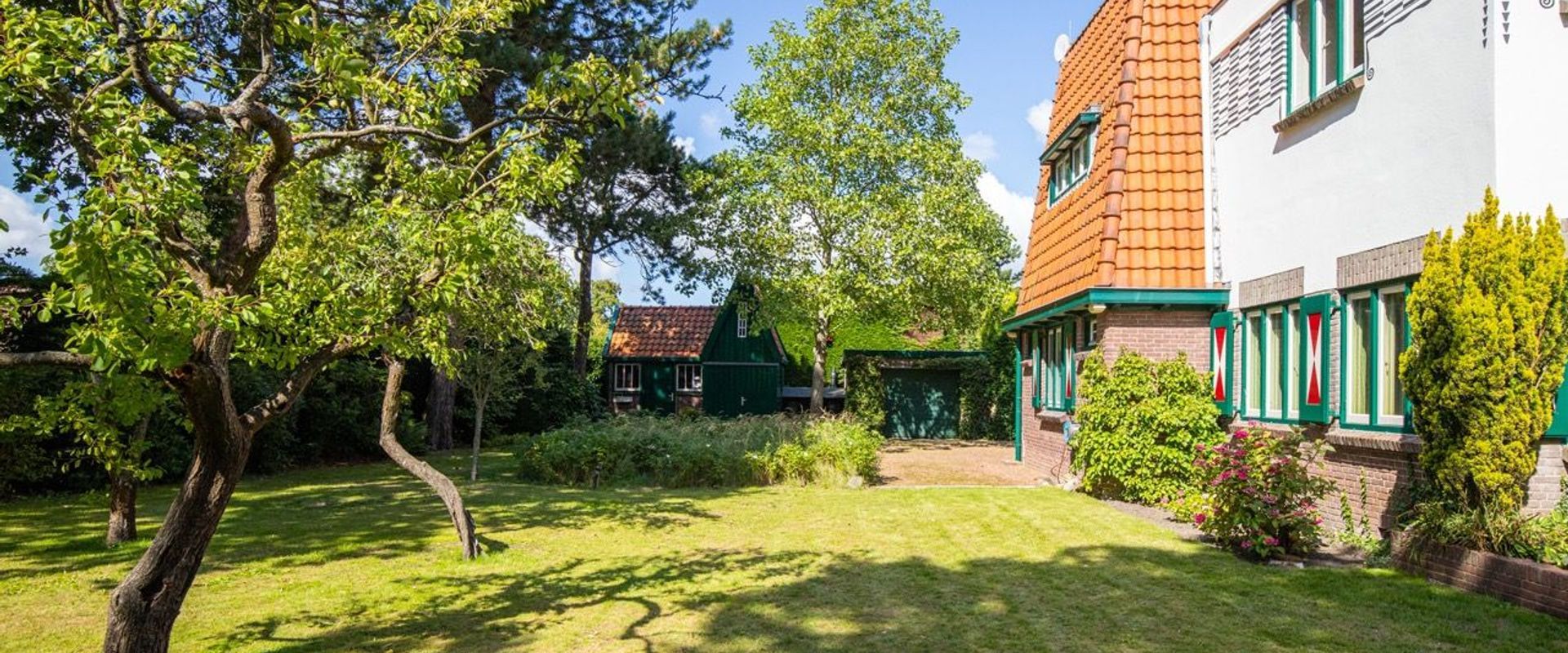 LEREN KIJKEN NAAR ARCHITECTUUR #6: WAAROM ZOVEEL OUDE KOZIJNEN GROEN ZIJN