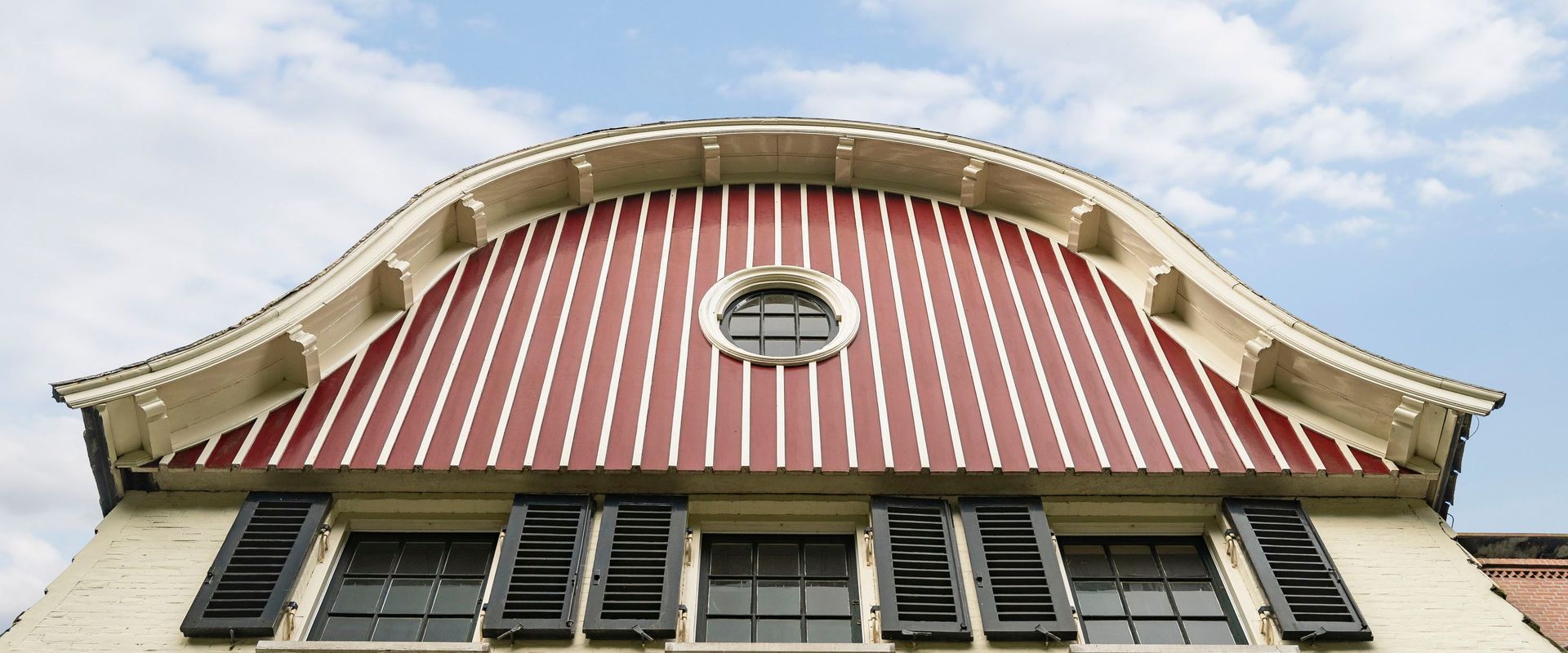 LEREN KIJKEN NAAR ARCHITECTUUR #8: WAAROM HUIZEN LUIKEN HADDEN