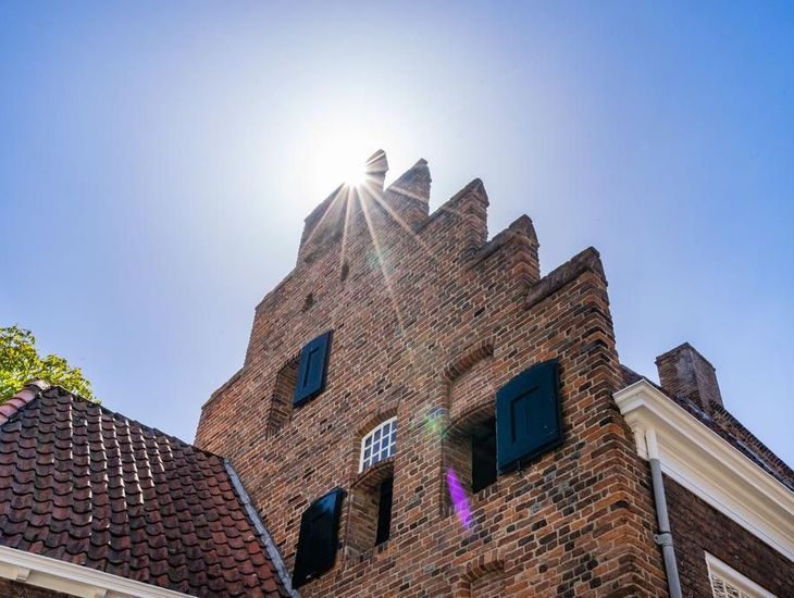 LEREN KIJKEN NAAR ARCHITECTUUR #16: HOE LEES JE EEN METSELVERBAND? DE VERBORGEN LOGICA VAN EEN BAKSTENEN GEVEL
