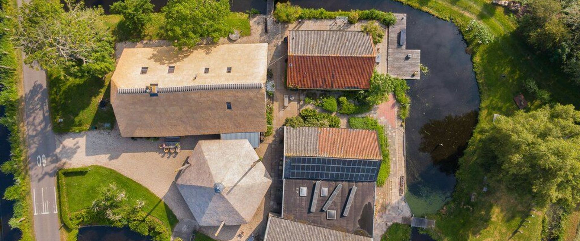 LEREN KIJKEN NAAR ARCHITECTUUR #19: HOE HERKEN JE HISTORISCHE DAKBEDEKKING? VAN RIET TOT ZINKEN ROEVENDAK