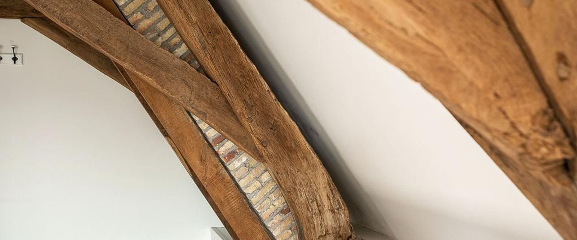 LEREN KIJKEN NAAR ARCHITECTUUR #23: OUD HOUT HERKENNEN. WAAROM HET HOUT IN EEN MONUMENT VAAK OUDER IS DAN HET GEBOUW