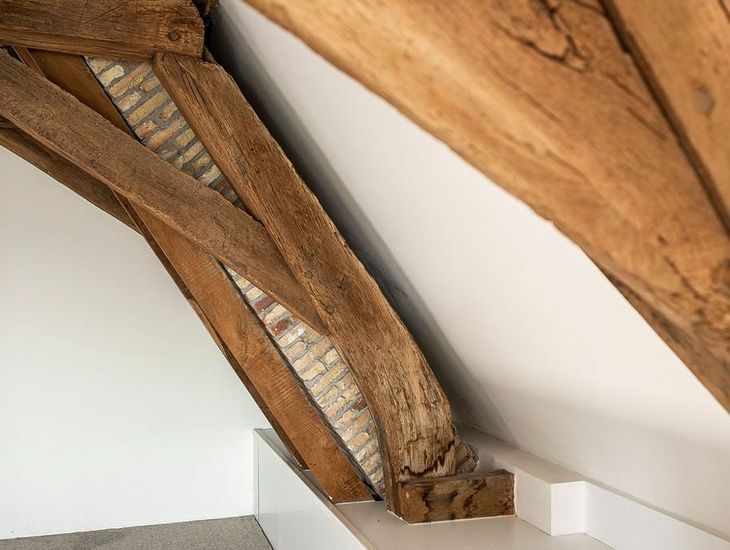 LEREN KIJKEN NAAR ARCHITECTUUR #23: OUD HOUT HERKENNEN. WAAROM HET HOUT IN EEN MONUMENT VAAK OUDER IS DAN HET GEBOUW