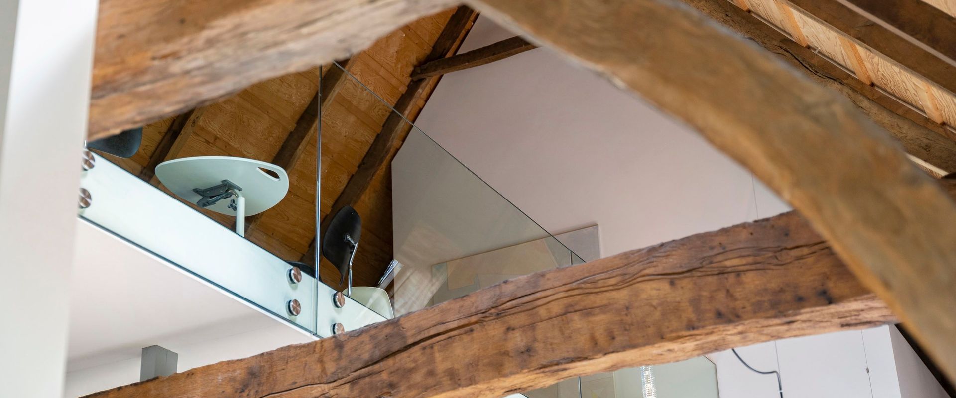 LEREN KIJKEN NAAR ARCHITECTUUR #24: DENDROCHRONOLOGISCH ONDERZOEK. HOE JAARRINGEN DE ECHTE LEEFTIJD VAN EEN MONUMENT ONTHULLEN