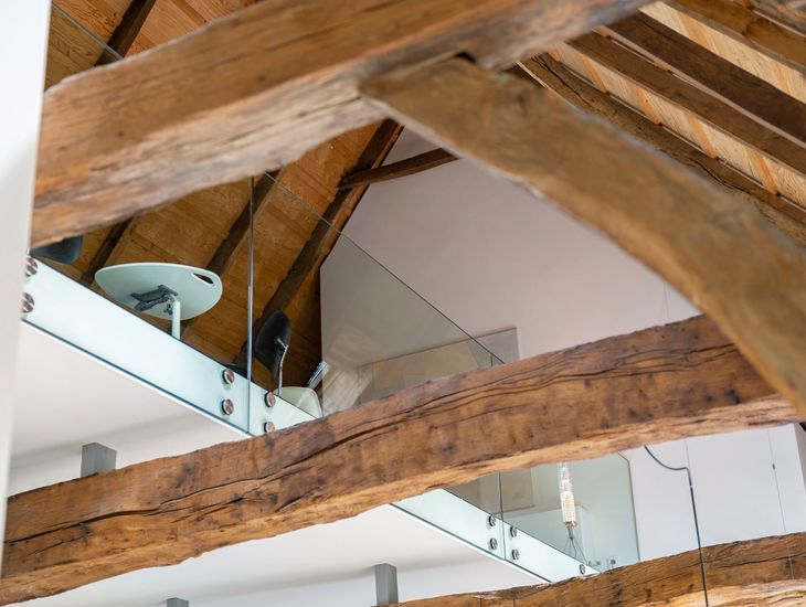 LEREN KIJKEN NAAR ARCHITECTUUR #24: DENDROCHRONOLOGISCH ONDERZOEK. HOE JAARRINGEN DE ECHTE LEEFTIJD VAN EEN MONUMENT ONTHULLEN
