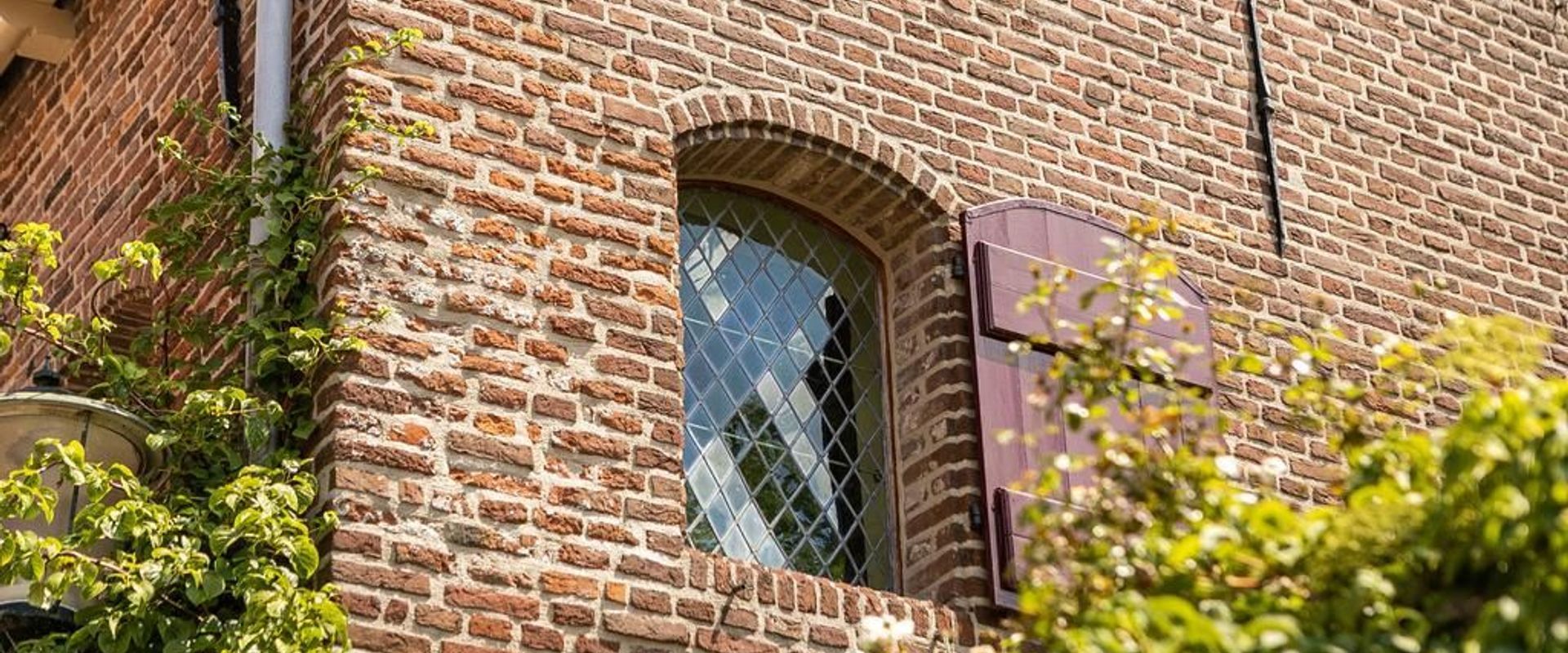 LEREN KIJKEN NAAR ARCHITECTUUR #25: METSELWERK HERKENNEN. HOE BAKSTEEN, MORTEL EN VOEGWERK DE GESCHIEDENIS VAN EEN GEBOUW VERTELLEN