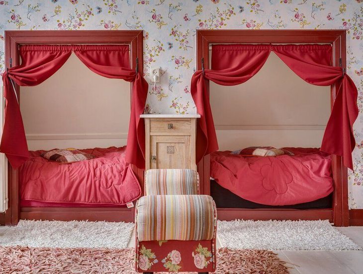 LEREN KIJKEN NAAR ARCHITECTUUR #29: WAAROM HUIZEN BEDSTEDEN HADDEN. SLIEPEN MENSEN VROEGER ECHT ZITTEND?