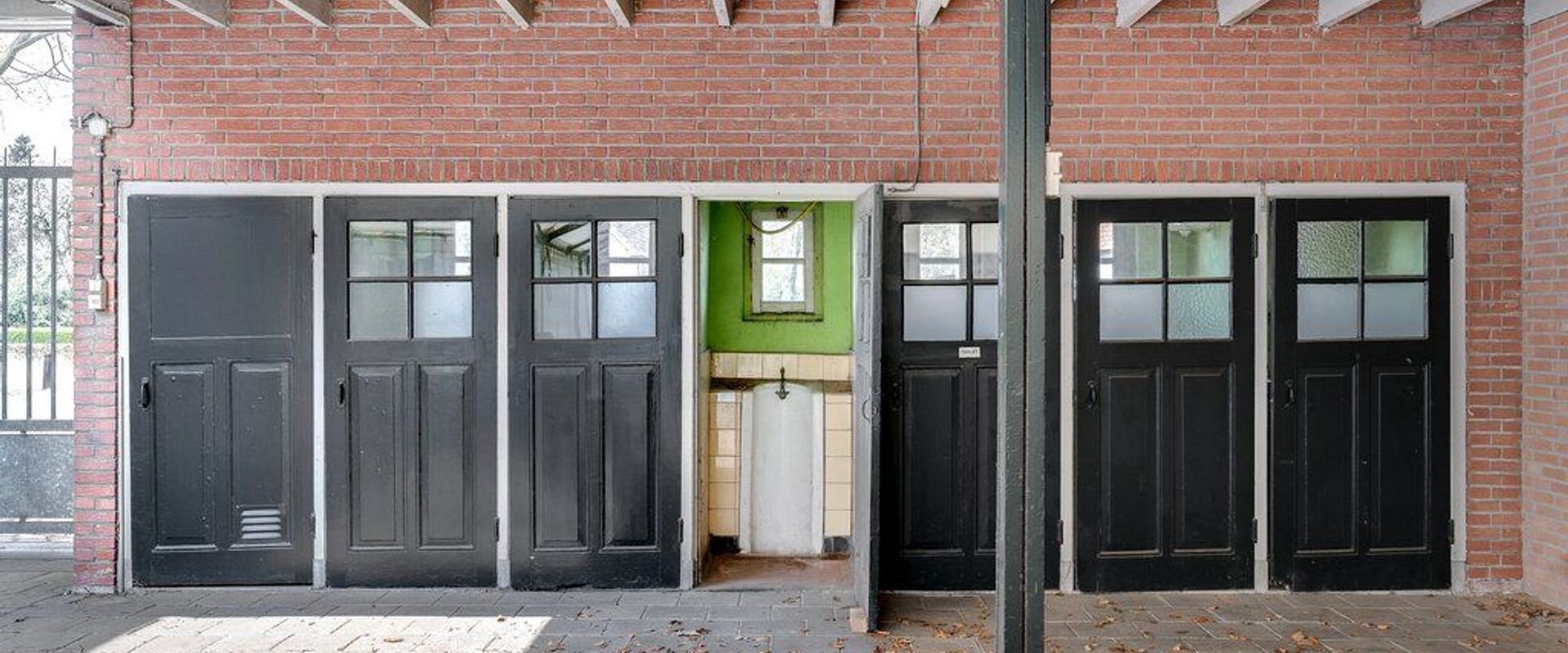 LEREN KIJKEN NAAR ARCHITECTUUR #34: VAN PLEE TOT TOILET. HOE EEN PLANK MET EEN GAT ONZE WOONCULTUUR VERANDERDE