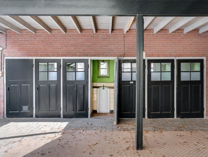 LEREN KIJKEN NAAR ARCHITECTUUR #34: VAN PLEE TOT TOILET. HOE EEN PLANK MET EEN GAT ONZE WOONCULTUUR VERANDERDE
