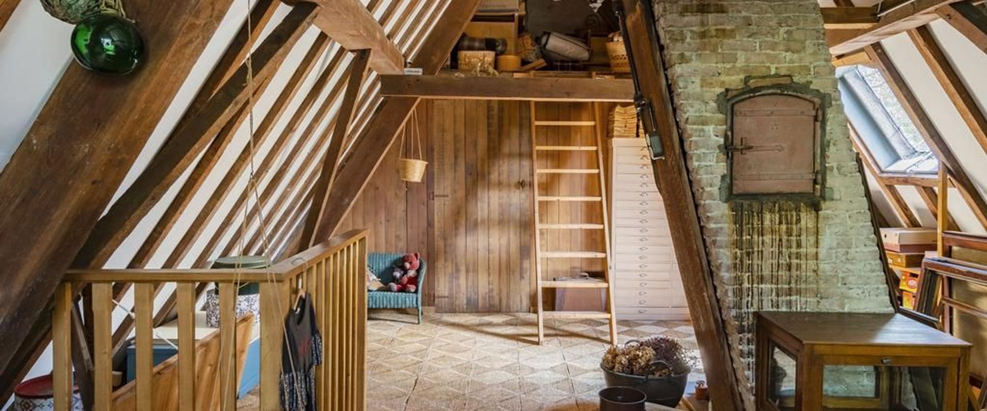 LEREN KIJKEN NAAR ARCHITECTUUR #41: SCHOORSTENEN. DE RUGGENGRAAT VAN HET OUDE HUIS