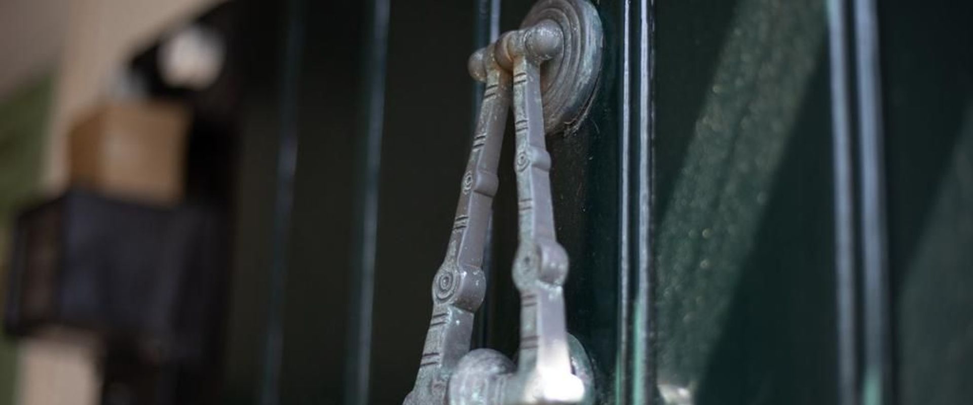 LEREN KIJKEN NAAR ARCHITECTUUR #45: HANG- EN SLUITWERK. DE SIERADEN VAN EEN HISTORISCH HUIS