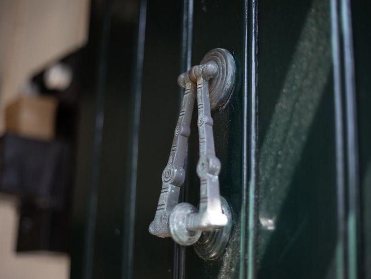 LEREN KIJKEN NAAR ARCHITECTUUR #45: HANG- EN SLUITWERK. DE SIERADEN VAN EEN HISTORISCH HUIS