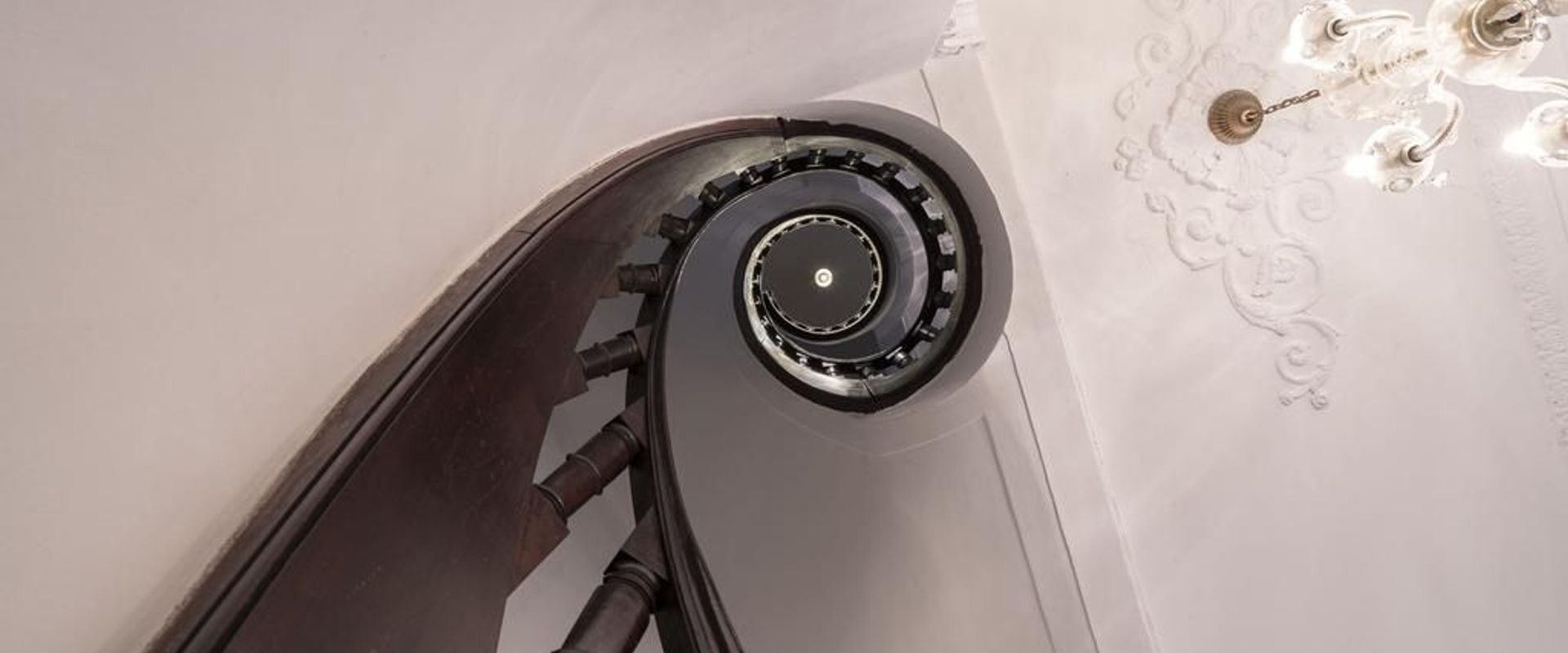 LEREN KIJKEN NAAR ARCHITECTUUR #46: DE TRAP. VAKMANSCHAP TUSSEN TWEE VERDIEPINGEN