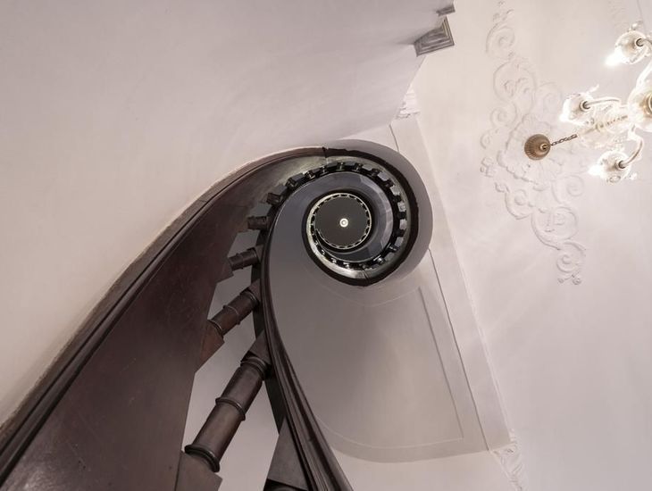 LEREN KIJKEN NAAR ARCHITECTUUR #46: DE TRAP. VAKMANSCHAP TUSSEN TWEE VERDIEPINGEN