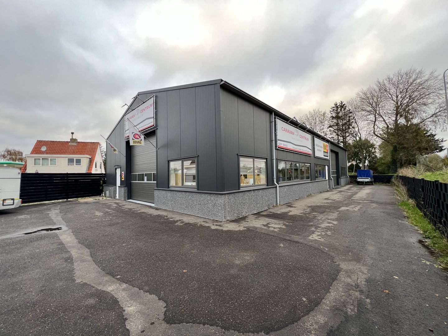 Moderne bedrijfshal in Aalsmeer verhuurd aan autobedrijf