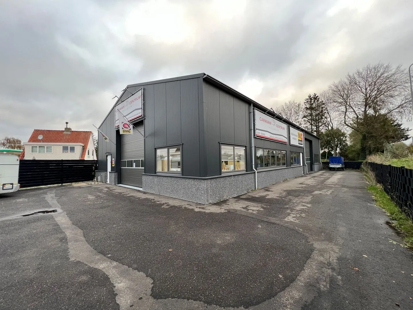 Moderne bedrijfshal in Aalsmeer verhuurd aan autobedrijf