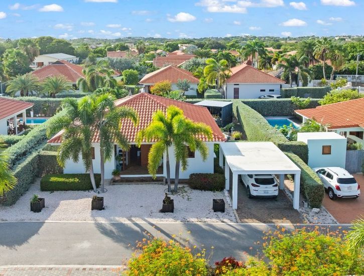 Kaya Kratos, Villapark Flamboyan