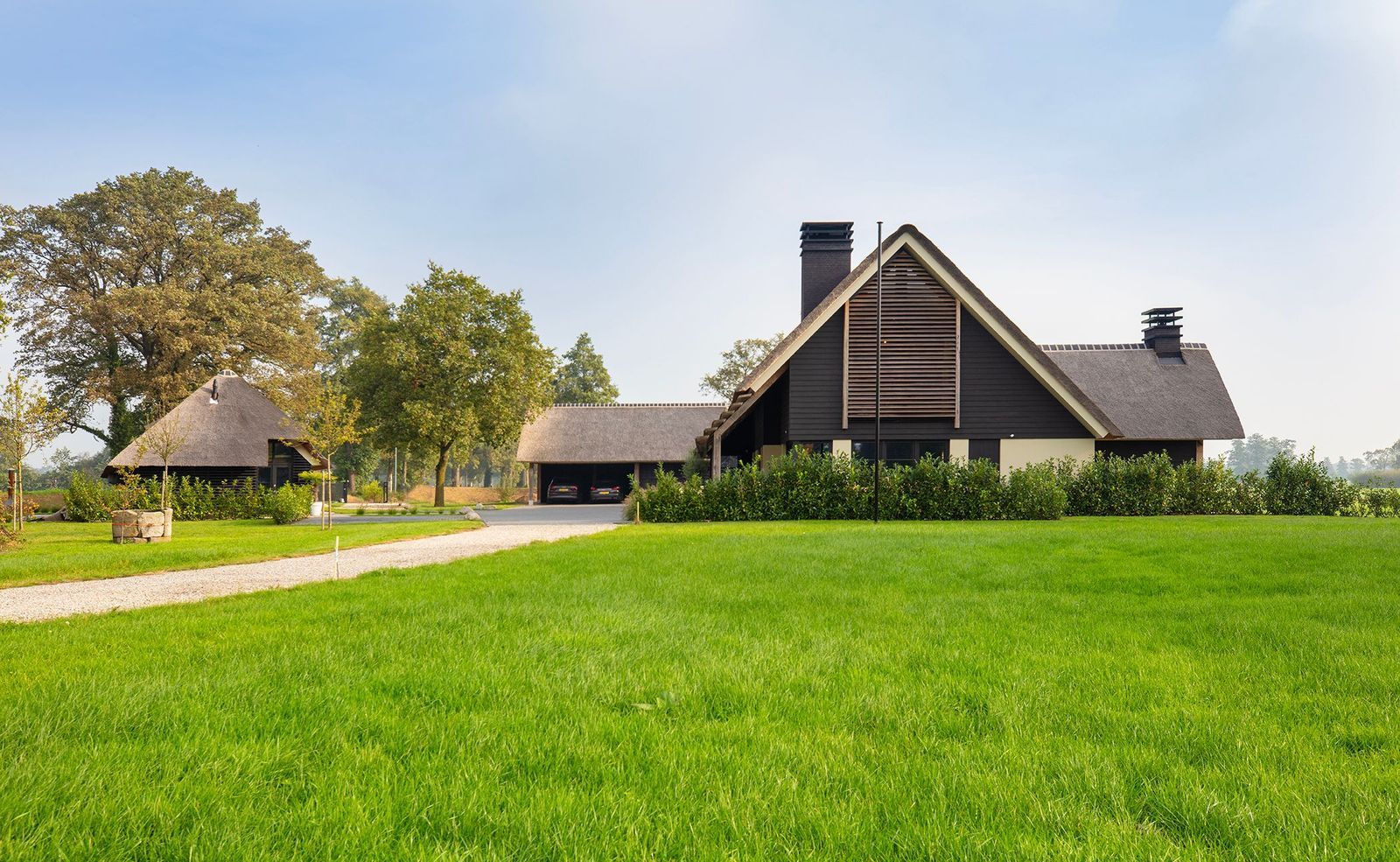 Vrijstaande villa met multifunctioneel bijgebouw, landelijk gelegen en een prachtig uitzicht.,  foto-0
