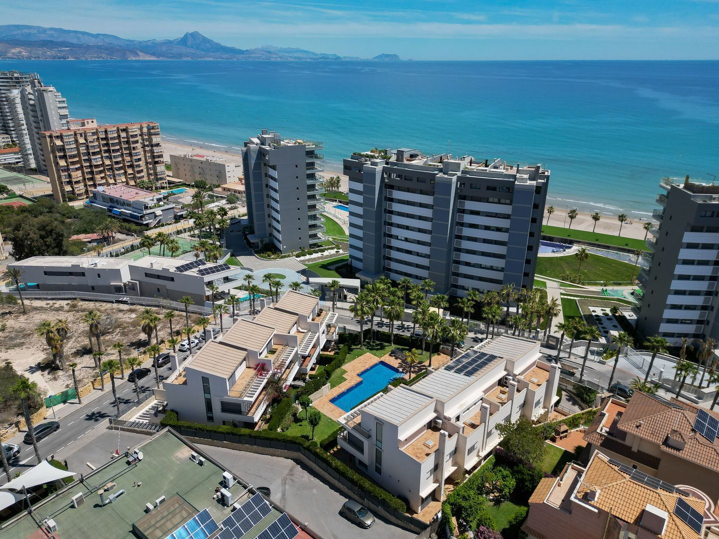 Exclusive and luxurious bungalow with elevator in El Faro 61, Alicante foto-2