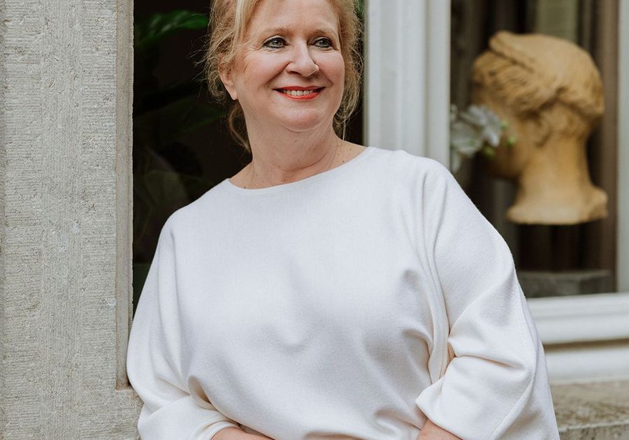 content services_selling 900x630